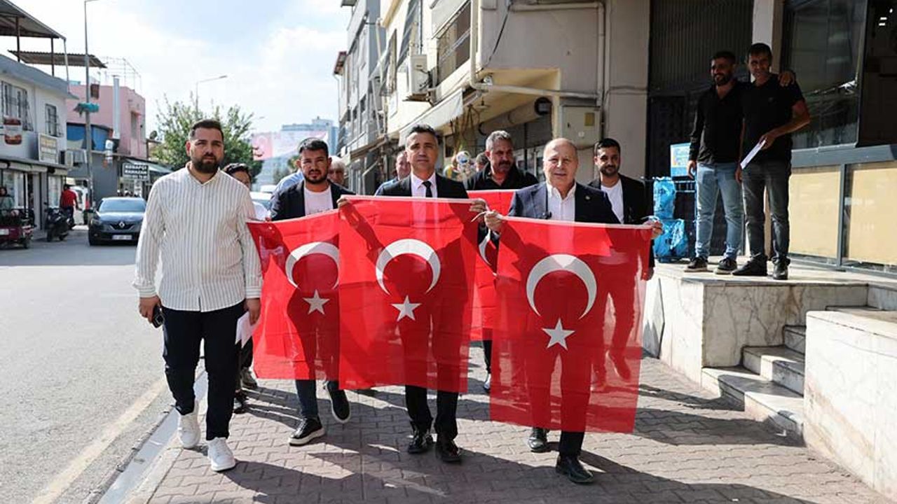 Yüreğir Belediyesi’nden Esnafa Cumhuriyet Bayramı Hediyesi: Türk Bayrağı