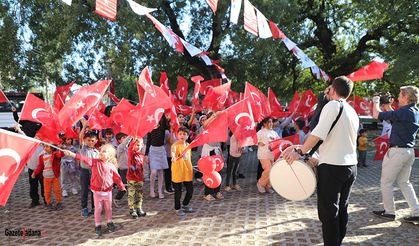 680 Yıllık Tarihi Ağacın Altında Cumhuriyet Coşkusunu Yaşadılar