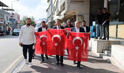 Yüreğir Belediyesi’nden Esnafa Cumhuriyet Bayramı Hediyesi: Türk Bayrağı