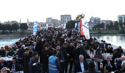 Tarihi Taşköprü’de aynı anda 5 bin kişi iftar açtı