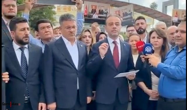 AK Partili Gülaçtı'dan Yüreğir Belediyesi Önünde Açıklama