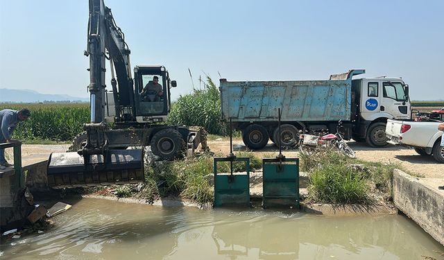 Belediye Kanallardan Kurban Atıklarını Temizledi