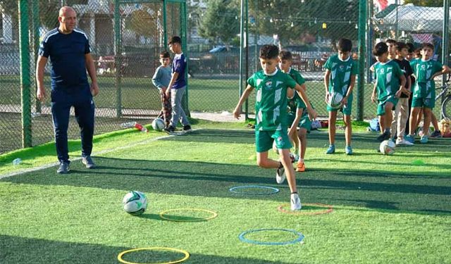 Ceyhan Belediyesi’nin Ücretsiz Futbol Kursları Yoğun İlgi Görüyor