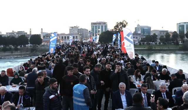 Tarihi Taşköprü’de aynı anda 5 bin kişi iftar açtı