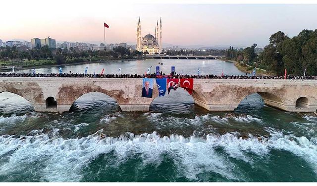 Tarihi Taşköprü’de aynı anda 5 bin kişi iftar açtı