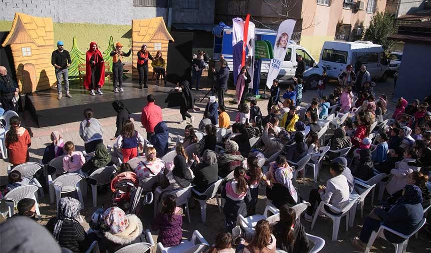 Kırmızı Başlıklı Kız, Yenibey Mahallesi’nde Çocuklarla buluştu