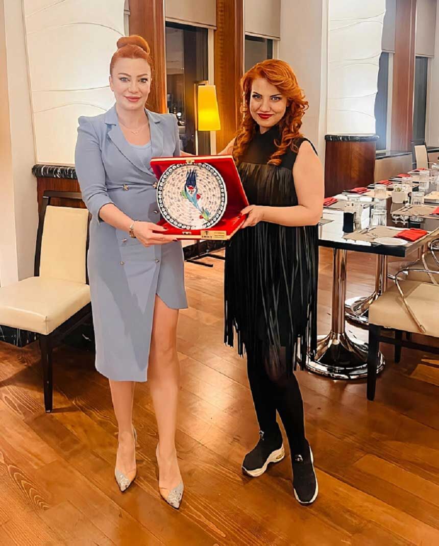 K A D I N L İ D E R L E R K U L Ü B Ü Ü Y E L E R İ İ F T A R 1